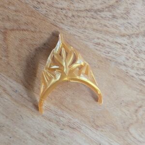 1/5$ 4/15$ 6/20$ Barbie Gold Leaf Design Hair Clip